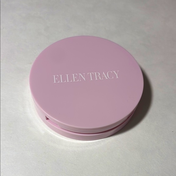 ✨💕Ellen Tracy Translucent Blurring Powder - Picture 2 of 4